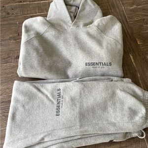 Essential•sweatsuit